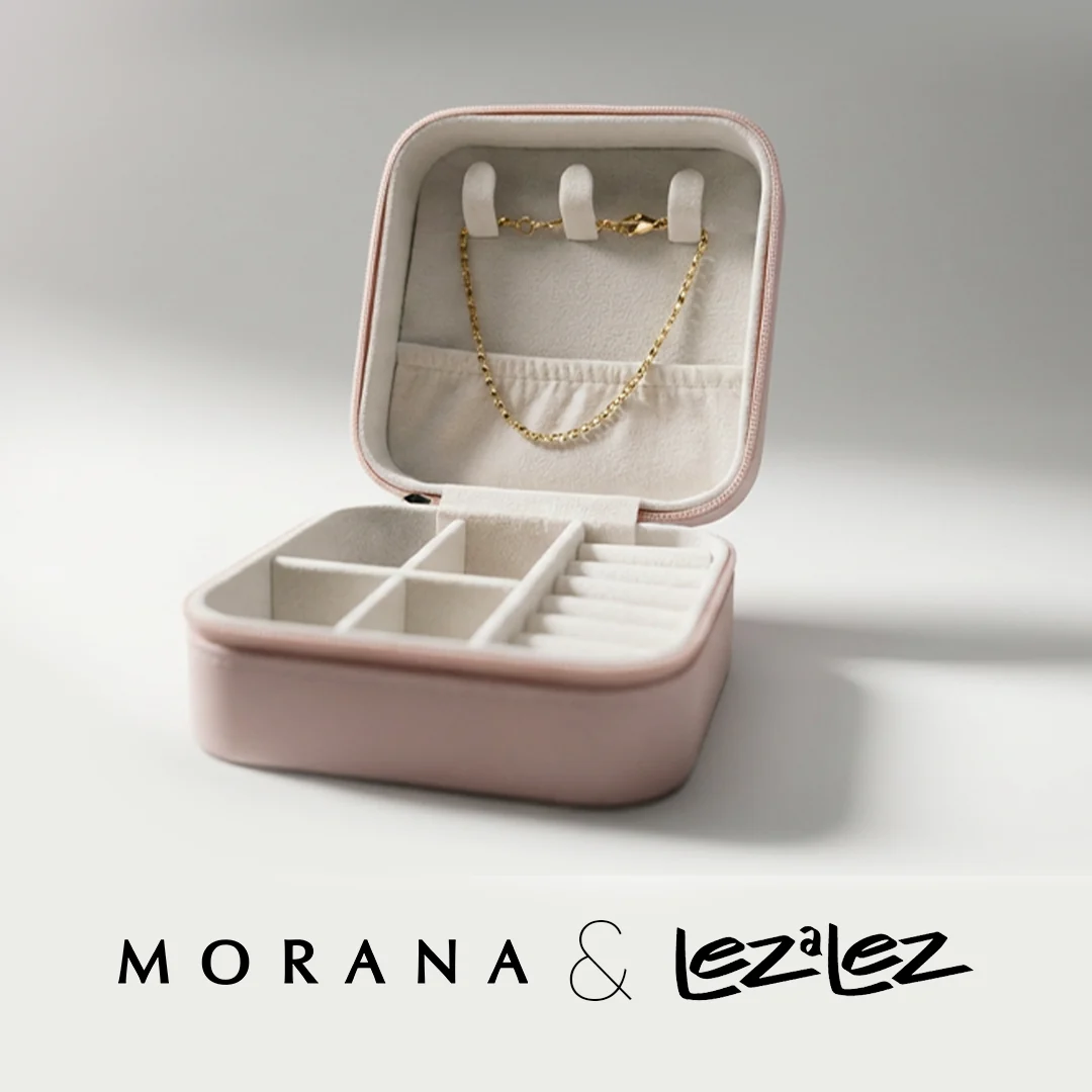 Morana e Lez a Lez: porta-joias de viagem rosa com colar dourado.