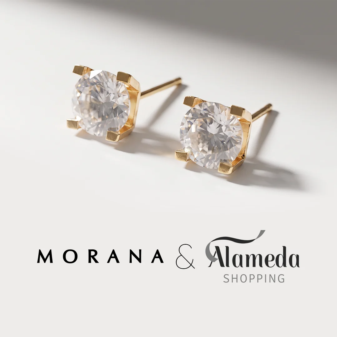 Morana e Alameda Shopping: brincos solitário dourados com pedras cristal.