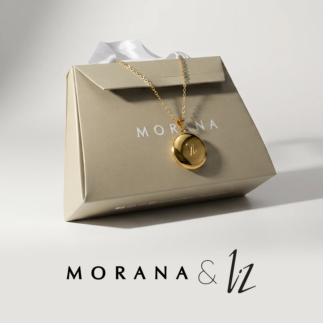 Morana e Liz: embalagem personalizada com colar de medalha dourada gravada.