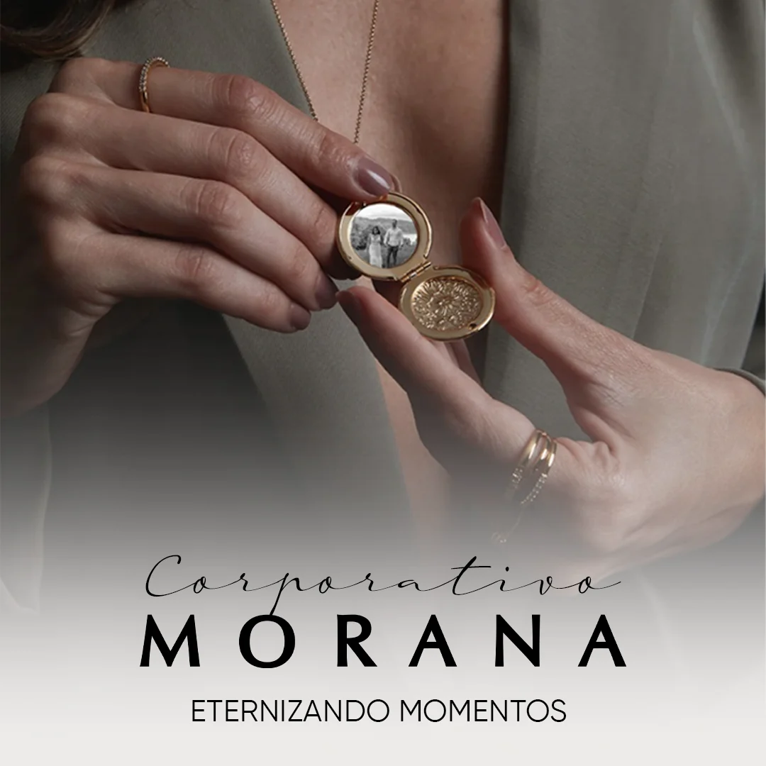 Corporativo Morana, eternizando momentos: medalha porta-retrato dourada aberta com foto.